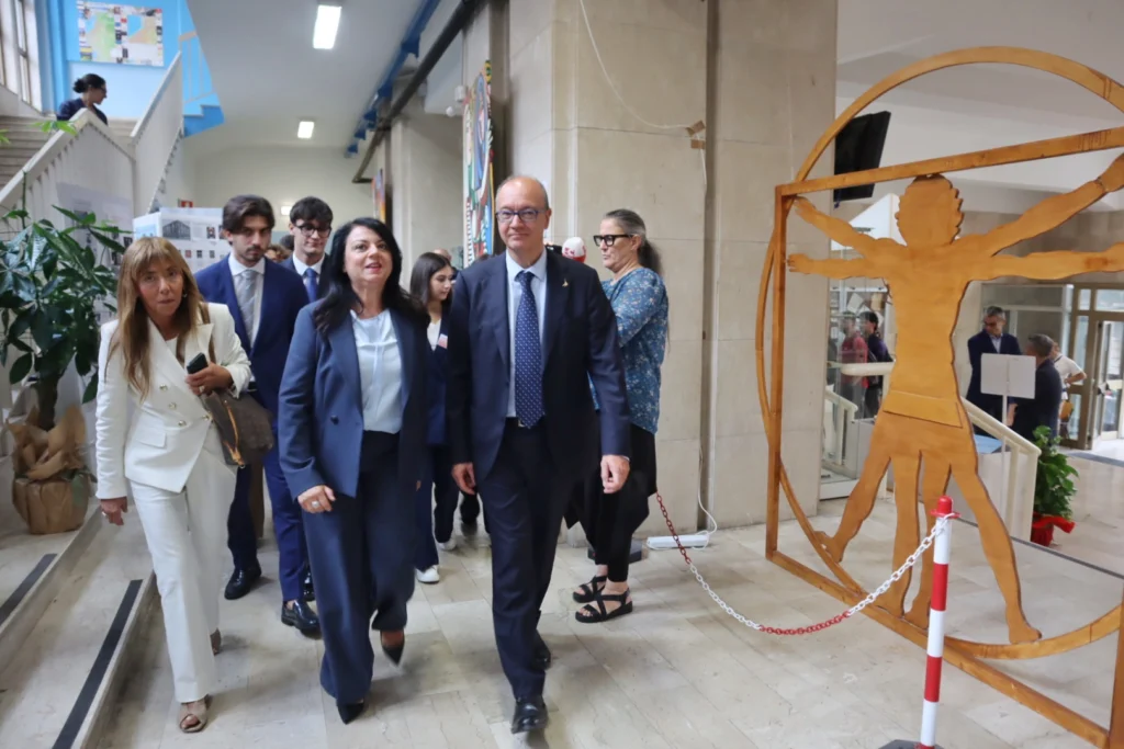 Valditara a Reggio Calabria: “La scuola è il motore del riscatto del Sud”. E l’IA diventa realtà in classe