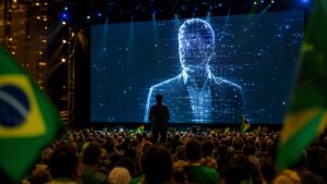 Una folla con bandiere brasiliane assiste a una convention politica mentre su un grande schermo appare la sagoma luminosa e scomposta di un avatar digitale