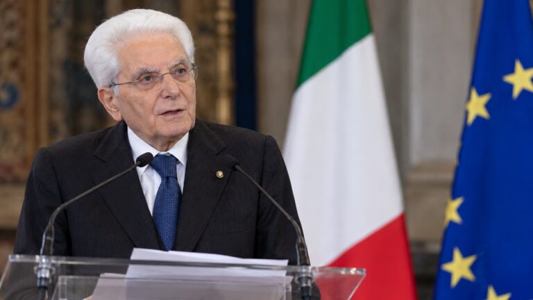 Mattarella lancia l’allarme sull’IA: la democrazia si difende anche a scuola